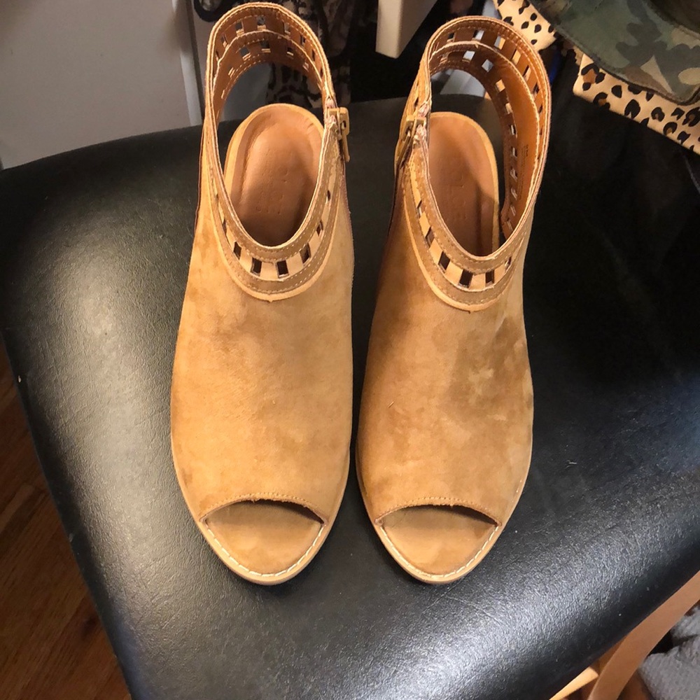 Size 9 tan bootie